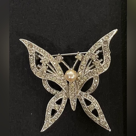 Butterfly Pin Brooch Silver-tone Rhinestone & Faux Pearl Butterfly - Picture 2 of 5